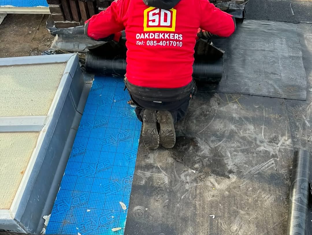 Wie bellen bij lekkage dak